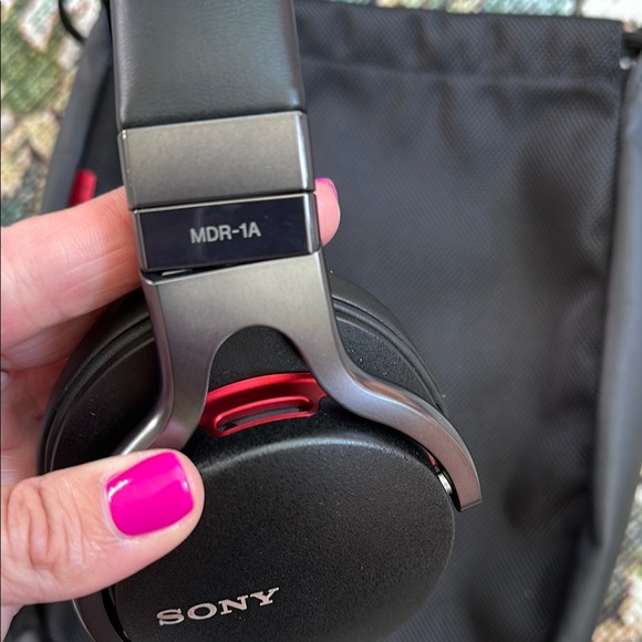 Sony MDR-1A over-ear headphones - Picture 2 of 6